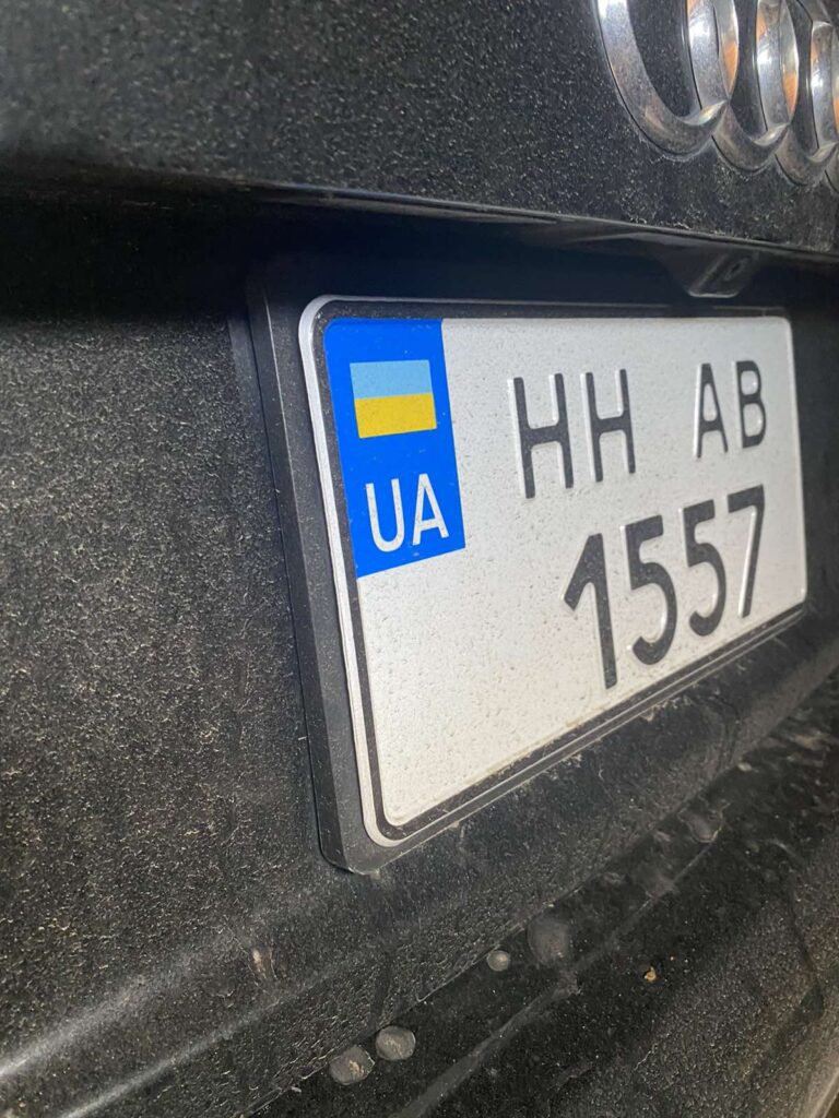 Квадратный номер на автомобиль