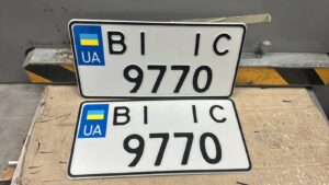 Номери американського розміру на авто