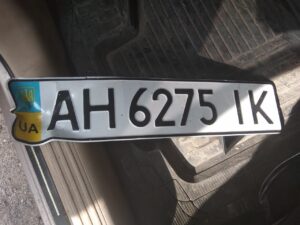 погнутий номерний знак на авто